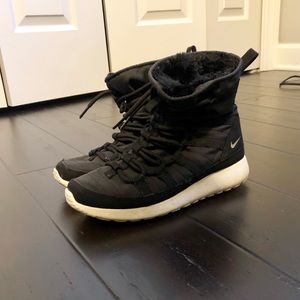 Nike snow boots (4 youth or 5.5 women’s)